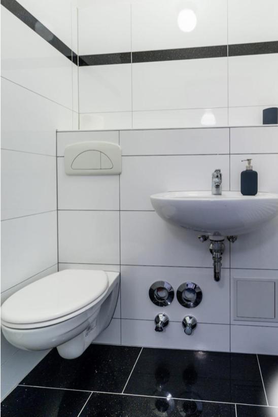 Homefy Oldtown Apartment - 6 People - 2 Bath - Balcony - Top Location Düsseldorf Buitenkant foto